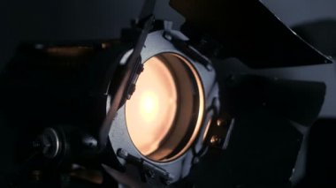 Profesyonel spotlighs, stüdyo ışıkları açma ve kapatma film yapımı, siyah bir arka plan üzerinde tv üretim için.