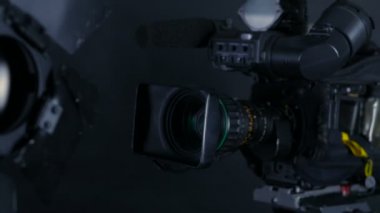 Video kamera, video kamera ve bir yayın Studio profesyonel stüdyo ışıkları.