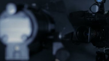 Video kamera, video kamera ve bir yayın Studio profesyonel stüdyo ışıkları.