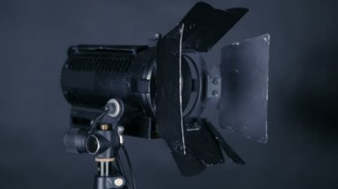 Profesyonel spotlighs, stüdyo ışıkları açma ve kapatma film yapımı, siyah bir arka plan üzerinde tv üretim için.