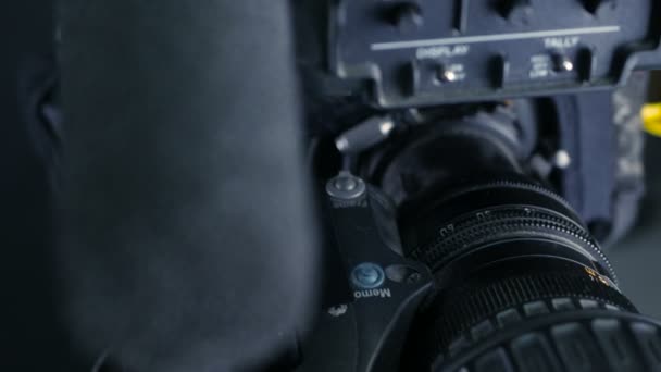 Rörelse längs professionell studio kamera, camcoder står i Tv-studio som är redo för sändning. — Stockvideo