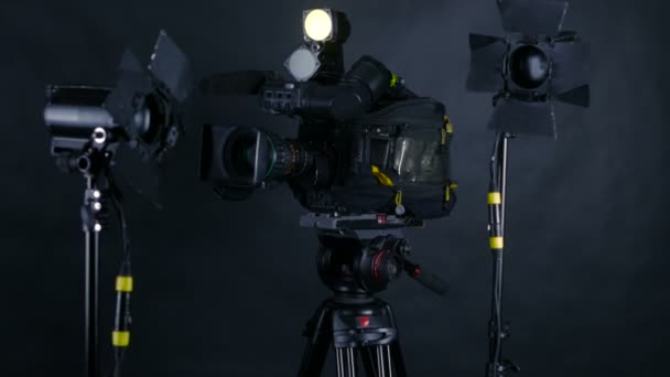 Camcorder, Videokamera und professionelle Studioleuchten im Sendestudio. — Stockvideo