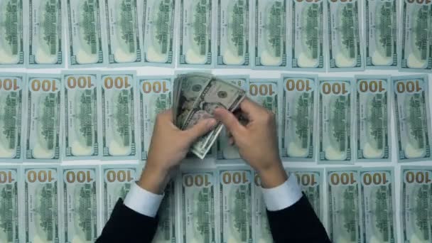 Неузнаваемый человек руками считает наличные. 100 новых банкнот в долларах США . — стоковое видео