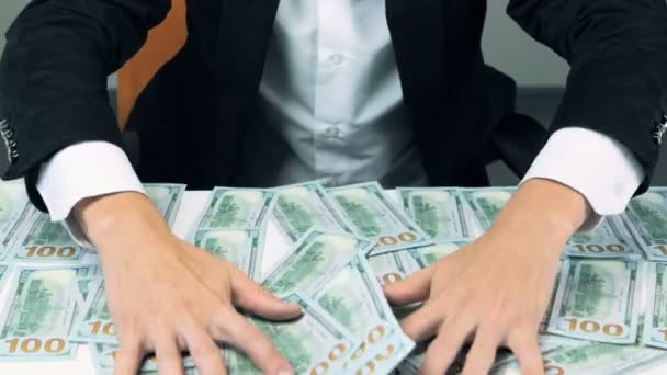 Avido uomo d'affari irriconoscibile mani afferrando lotto di banconote da cento dollari . — Video Stock