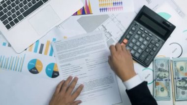 Başarılı bir iş adamı işaret sözleşme ve bize dolar parayı. Üstten Görünüm.