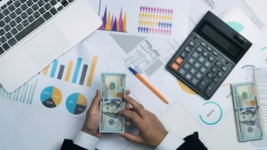 Yozlaşma. Takım elbiseli bir iş adamı rüşvet verir. Amerikan doları..