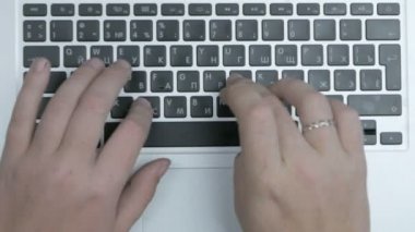 Üstten Görünüm dizüstü bilgisayar klavye ve dokunmatik yüzey erkek eller tarafından kullanılan. Yakın çekim.