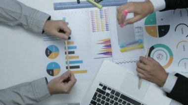 Birlikte masa başında çalışan iki İşadamlarından görünümünün üst bütçe, mali çizelgeleri tartışıyor.