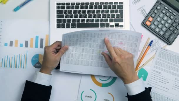 Mãos de homem verificar gráfico de negócios uma digitação no teclado do computador portátil . — Vídeo de Stock