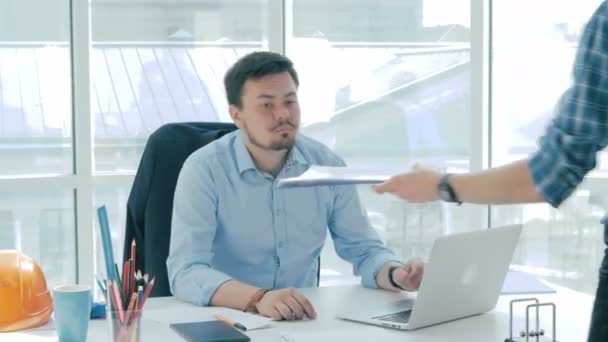 Angry Boss nega o trabalho feito pelo caixeiro, humilhá-lo . — Vídeo de Stock