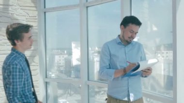 Yönetmen ile çalışan yeni modern ofis proje tartışmak.