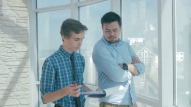 Yönetmen ile çalışan yeni modern ofis proje tartışmak.