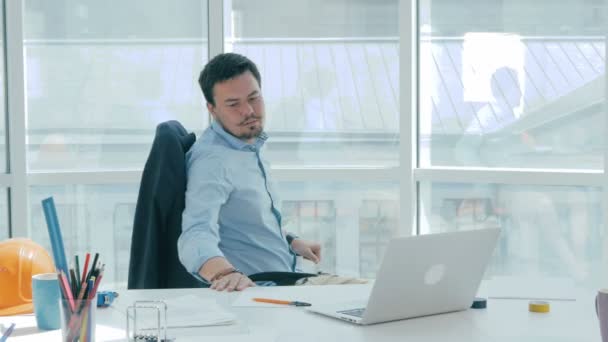 Cansado, exausto, aborrecido, homem de negócios na mesa . — Vídeo de Stock