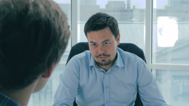 Diretor discutir projeto com empregado em novo escritório moderno . — Vídeo de Stock