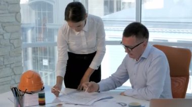 Grup mühendis ve mimar modern parlak ofis planı tartışmak.