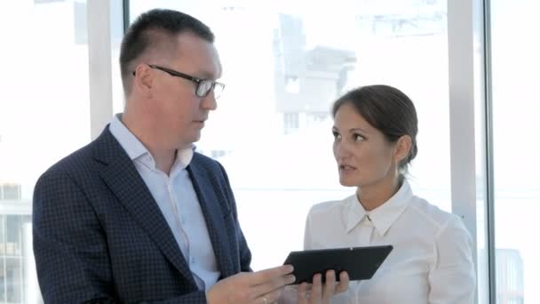 Ingenieure und Architekten diskutieren den Bauplan auf Tablet im modernen hellen Büro. — Stockvideo