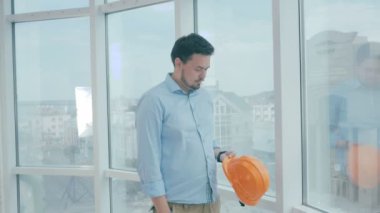 Yönetmen ile yeni modern ofisinde dijital tablet kullanarak çalışan, tavsiye verir, proje tartışmak.