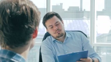 Yönetmen ile çalışan yeni modern ofis proje tartışmak.