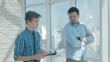 Yönetmen ile çalışan yeni modern ofis proje tartışmak.