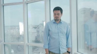 Yönetmen ile çalışan yeni modern ofis proje tartışmak.