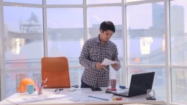 Genç mimar ofis planları ile çalışma.