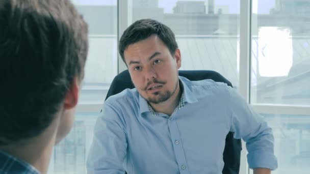 Diretor discutir projeto com empregado em novo escritório moderno . — Vídeo de Stock