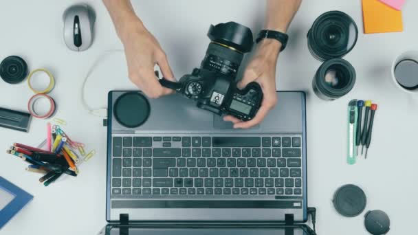 Sobre la vista. Fotógrafo trabajando wuth tableta en el escritorio. Pantalla verde . — Vídeos de Stock