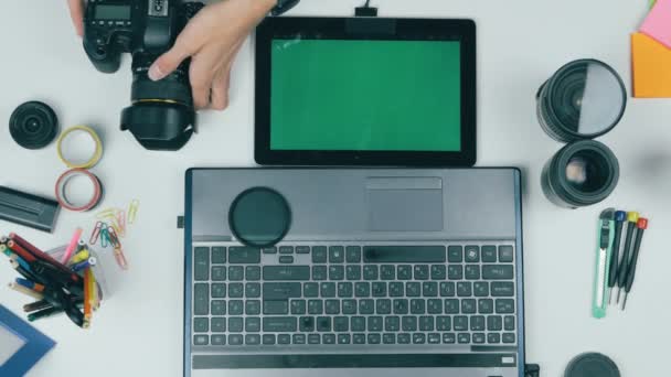 Vista dall'alto. Uomo che lavora su tablet schermo verde in uno studio di design. Sfondo creativo . — Video Stock