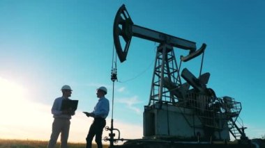 Petrol pompalama konusunda petrol sahasında iş görüşmeleri