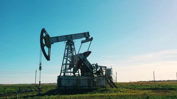 Aceite de perforación de calabaza de petróleo en el depósito de petróleo — Vídeos de Stock