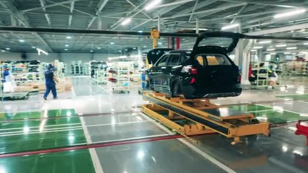 Fließband für Autos, Konzept der Automobilindustrie. Unfertige Autokadaver in einer Fabrik — Stockvideo