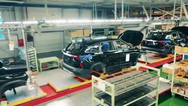 Unfertige Autokadaver, die in einer Fabrik aufbewahrt werden. Automobil, Autofabrik Förderband. — Stockvideo