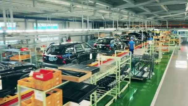 Karosserien in der Fabrik während der Montage. Automobil, Autofabrik Förderband. — Stockvideo