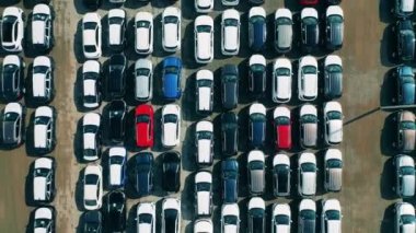 Fabrika otoparkı. Yukarıdan yeni arabalar görünüyor.