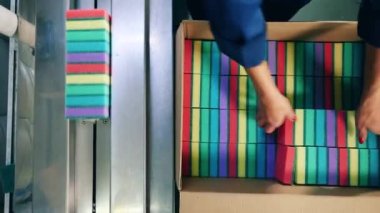 Temizlik süngerleri bir kutudan taşıyıcıya aktarılıyor