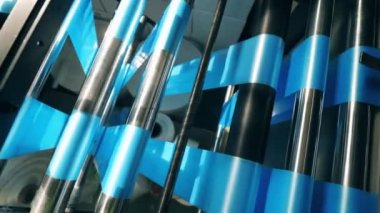 Bir fabrikada otomatik polietilen üretim süreci.