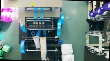 Polietilen üretim fabrikasında birkaç plastik torba üretim makinesi.