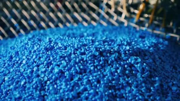 Сині пластикові гранули дощить вниз — стокове відео