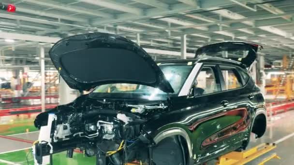 Unfertige Autos reihen sich in der Fabrik aneinander. Fließband für Autos, Konzept der Automobilindustrie. — Stockvideo