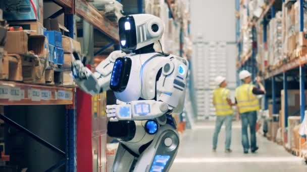 Cyborg dělá inventuru ve skladišti. — Stock video