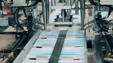 Yüz maskesi fabrikasında kulak ilmiği ekleme işlemi