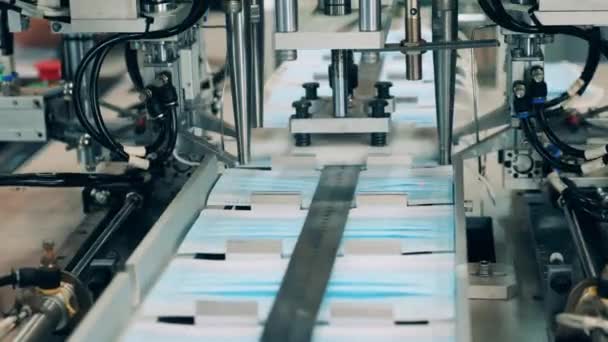 フェイスマスク製造工場でのループ取り付けプロセス — ストック動画
