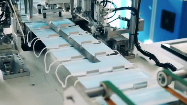 Moderne medische masker productie machine in actie — Stockvideo