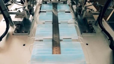 Tıbbi maske üretim tesisinde yüz maskesi yapma makinesi