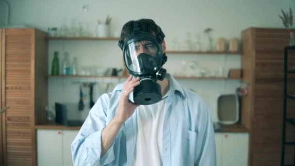 Müder Mann zieht Schutzmaske ab und seufzt. Mann arbeitet während Covid-19-Coronavirus von zu Hause aus.