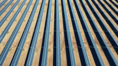 Güneş paneli üzerinde uçuyor. Yenilenebilir, çevre dostu enerji kavramı.