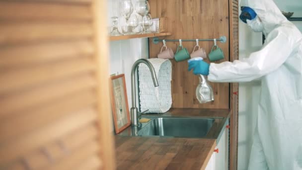 Sanitair expert maakt een kraan schoon met een ontsmettingsmiddel. Coronavirus, COVID-19 preventieconcept. — Stockvideo
