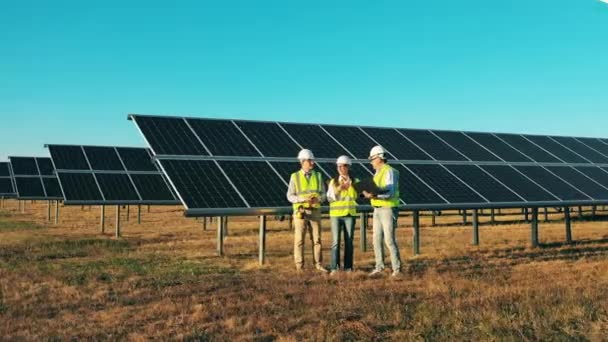 太阳能电池板附近的工程师。太阳能发电厂工人，太阳能工业概念. — 图库视频影像