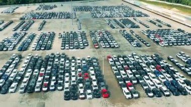 Araba fabrikasının otoparkındaki yeni arabaların hava görüntüsü. Otomobil, araba satıcısı otoparkı..