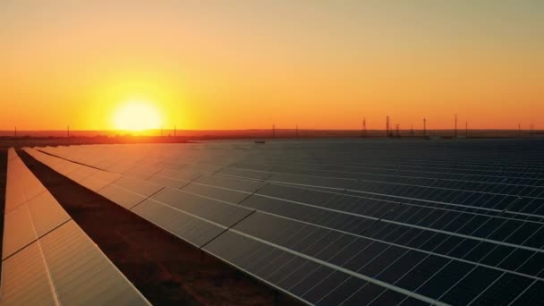 Drohnenaufnahme von Sonnenkollektoren bei Sonnenuntergang — Stockvideo